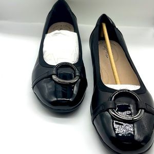 Clarks Gracelin Wind black flats.